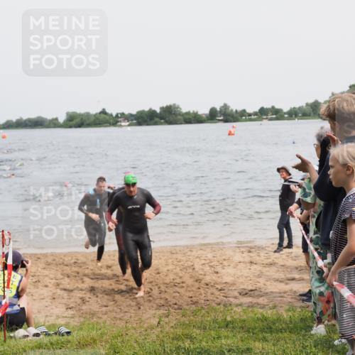 21.06.2025 - 27. Vierlanden-Triathlon MichiJ http://msf.ph/oto/8026071 15.06.2026 10:56:59 Schwimmen 654, 688, 711, 718, 755 meine-sportfotos.de