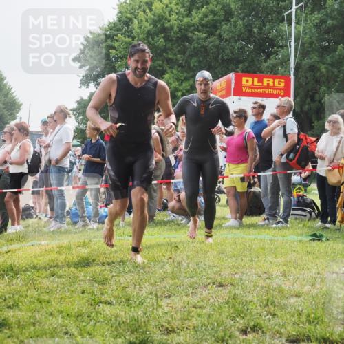 15.06.2025 - 27. Vierlanden-Triathlon KatJ http://msf.ph/oto/8026072 15.06.2025 10:59:08 Schwimmen 706, 709 meine-sportfotos.de