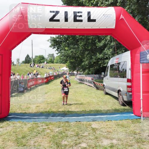 21.06.2025 - 27. Vierlanden-Triathlon MichiJ http://msf.ph/oto/8026076 15.06.2026 11:57:42 Ziel 478, 563 meine-sportfotos.de