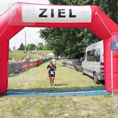 21.06.2025 - 27. Vierlanden-Triathlon MichiJ http://msf.ph/oto/8026095 15.06.2026 11:57:42 Ziel 478, 563 meine-sportfotos.de