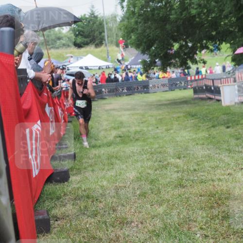 21.06.2025 - 27. Vierlanden-Triathlon KatJ http://msf.ph/oto/8026099 15.06.2025 13:28:56 Ziel 706 meine-sportfotos.de