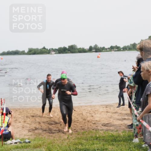 21.06.2025 - 27. Vierlanden-Triathlon MichiJ http://msf.ph/oto/8026102 15.06.2026 10:57:00 Schwimmen 654, 688, 711, 718, 755 meine-sportfotos.de