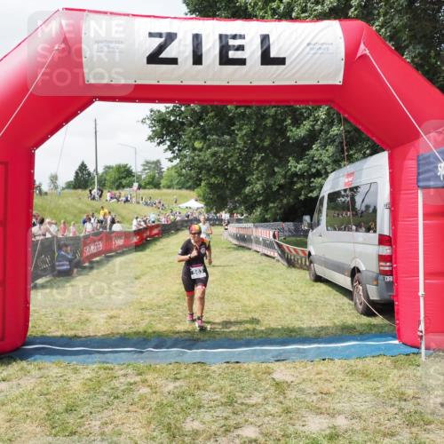 21.06.2025 - 27. Vierlanden-Triathlon MichiJ http://msf.ph/oto/8026103 15.06.2026 11:57:42 Ziel 478, 563 meine-sportfotos.de