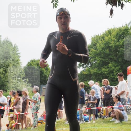 15.06.2025 - 27. Vierlanden-Triathlon KatJ http://msf.ph/oto/8026104 15.06.2025 10:59:10 Schwimmen 706, 709 meine-sportfotos.de