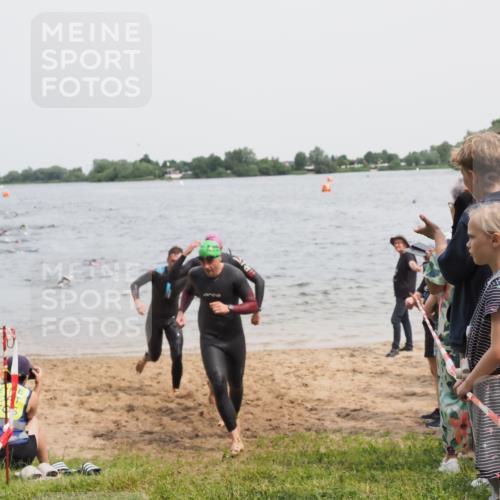 21.06.2025 - 27. Vierlanden-Triathlon MichiJ http://msf.ph/oto/8026105 15.06.2026 10:57:00 Schwimmen 654, 688, 711, 718, 755 meine-sportfotos.de
