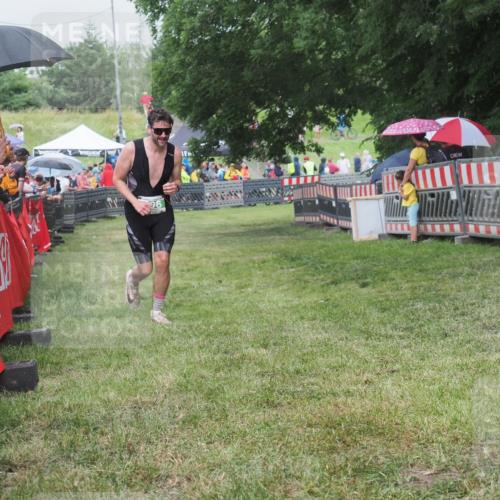 21.06.2025 - 27. Vierlanden-Triathlon KatJ http://msf.ph/oto/8026108 15.06.2025 13:28:57 Ziel 706 meine-sportfotos.de