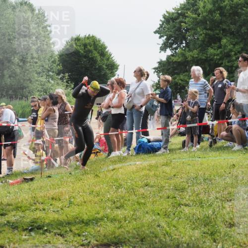 15.06.2025 - 27. Vierlanden-Triathlon KatJ http://msf.ph/oto/8026112 15.06.2025 10:59:33 Schwimmen 668, 751 meine-sportfotos.de