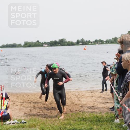 21.06.2025 - 27. Vierlanden-Triathlon MichiJ http://msf.ph/oto/8026114 15.06.2026 10:57:00 Schwimmen 654, 688, 711, 718, 755 meine-sportfotos.de
