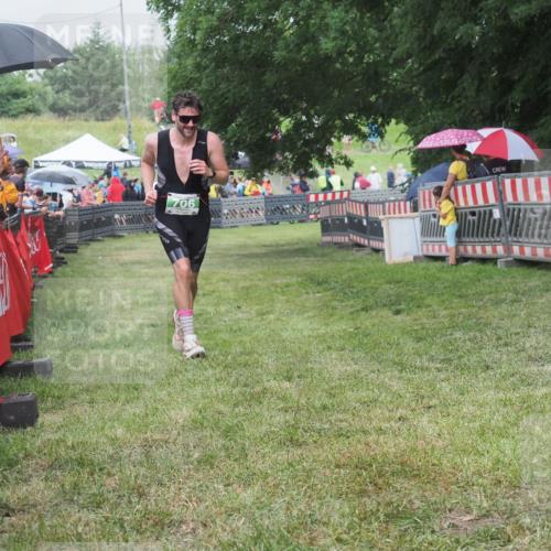 21.06.2025 - 27. Vierlanden-Triathlon KatJ http://msf.ph/oto/8026119 15.06.2025 13:28:57 Ziel 706 meine-sportfotos.de