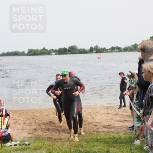 21.06.2025 - 27. Vierlanden-Triathlon MichiJ http://msf.ph/oto/8026128 15.06.2026 10:57:00 Schwimmen 654, 688, 711, 718, 755 meine-sportfotos.de