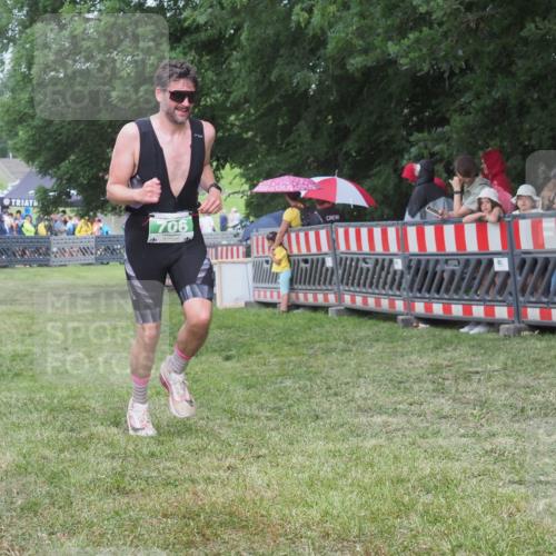 21.06.2025 - 27. Vierlanden-Triathlon KatJ http://msf.ph/oto/8026130 15.06.2025 13:28:58 Ziel 706 meine-sportfotos.de