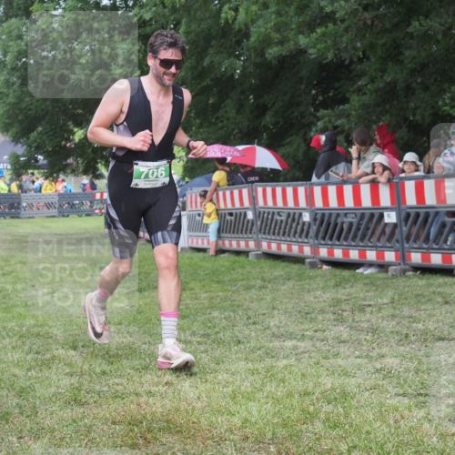 21.06.2025 - 27. Vierlanden-Triathlon KatJ http://msf.ph/oto/8026135 15.06.2025 13:28:58 Ziel 706 meine-sportfotos.de