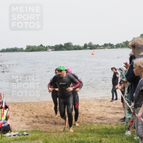 21.06.2025 - 27. Vierlanden-Triathlon MichiJ http://msf.ph/oto/8026137 15.06.2026 10:57:00 Schwimmen 654, 688, 711, 718, 755 meine-sportfotos.de