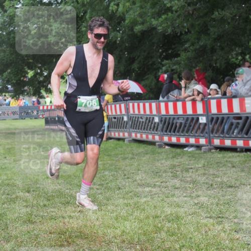 21.06.2025 - 27. Vierlanden-Triathlon KatJ http://msf.ph/oto/8026149 15.06.2025 13:28:58 Ziel 706 meine-sportfotos.de