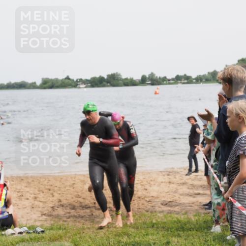 21.06.2025 - 27. Vierlanden-Triathlon MichiJ http://msf.ph/oto/8026156 15.06.2026 10:57:00 Schwimmen 654, 688, 711, 718, 755 meine-sportfotos.de