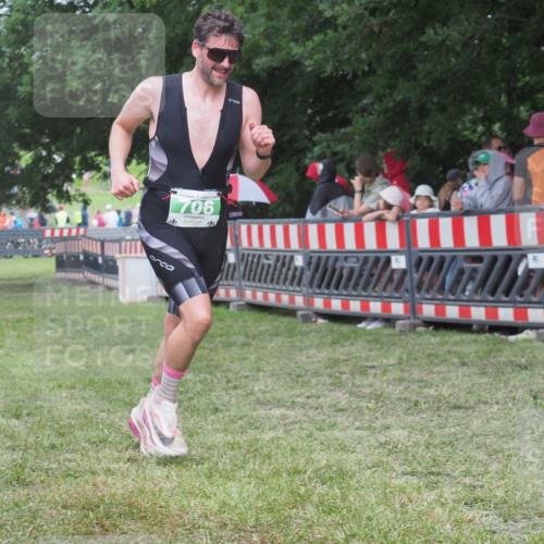 21.06.2025 - 27. Vierlanden-Triathlon KatJ http://msf.ph/oto/8026157 15.06.2025 13:28:58 Ziel 706 meine-sportfotos.de