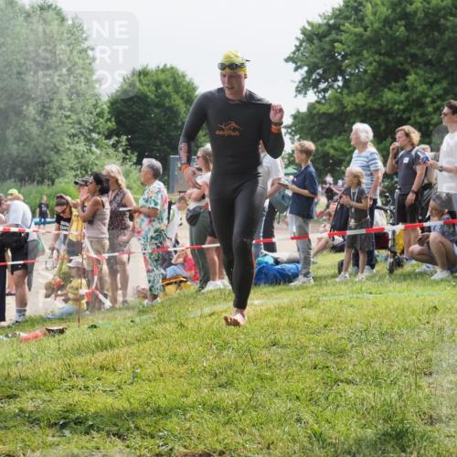 15.06.2025 - 27. Vierlanden-Triathlon KatJ http://msf.ph/oto/8026159 15.06.2025 10:59:35 Schwimmen 668, 751 meine-sportfotos.de