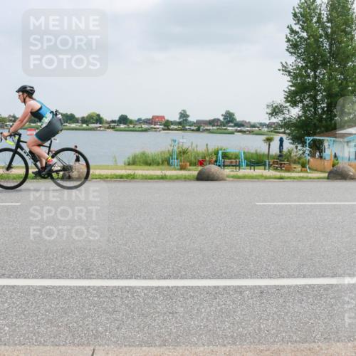 21.06.2025 - 27. Vierlanden-Triathlon H.Heesch http://msf.ph/oto/8026166 15.06.2025 12:10:48 Radfahren 933, 956 meine-sportfotos.de