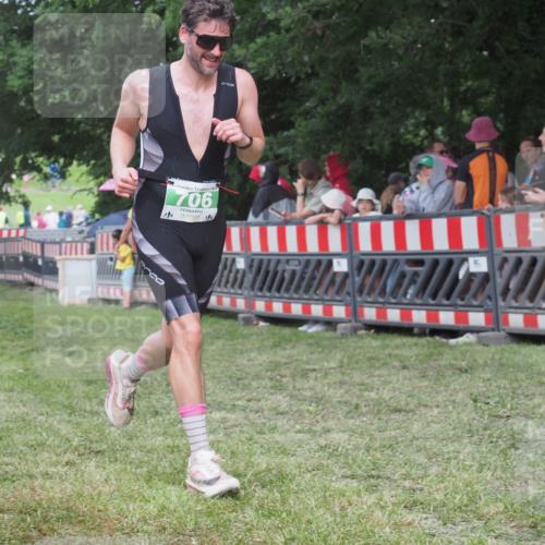 21.06.2025 - 27. Vierlanden-Triathlon KatJ http://msf.ph/oto/8026168 15.06.2025 13:28:59 Ziel 706 meine-sportfotos.de