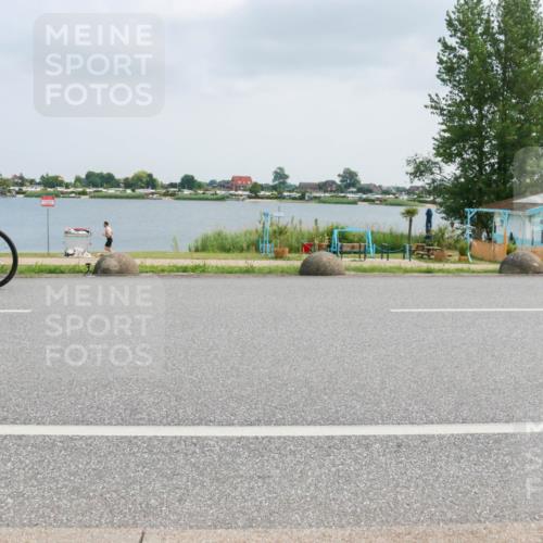 21.06.2025 - 27. Vierlanden-Triathlon H.Heesch http://msf.ph/oto/8026170 15.06.2025 12:10:49 Radfahren 933, 956 meine-sportfotos.de