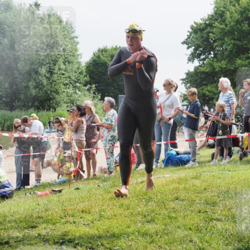15.06.2025 - 27. Vierlanden-Triathlon KatJ http://msf.ph/oto/8026173 15.06.2025 10:59:35 Schwimmen 668, 751 meine-sportfotos.de