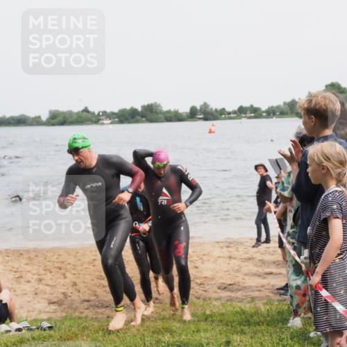 21.06.2025 - 27. Vierlanden-Triathlon MichiJ http://msf.ph/oto/8026186 15.06.2026 10:57:01 Schwimmen 654, 688, 711, 718 meine-sportfotos.de