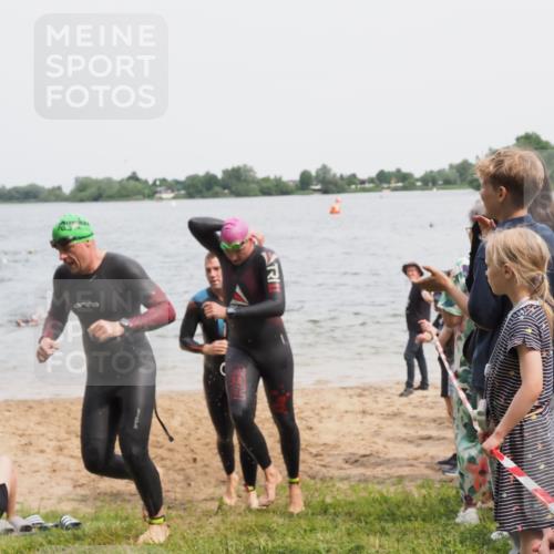 21.06.2025 - 27. Vierlanden-Triathlon MichiJ http://msf.ph/oto/8026207 15.06.2026 10:57:01 Schwimmen 654, 688, 711, 718 meine-sportfotos.de
