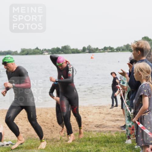 21.06.2025 - 27. Vierlanden-Triathlon MichiJ http://msf.ph/oto/8026216 15.06.2026 10:57:01 Schwimmen 654, 688, 711, 718 meine-sportfotos.de