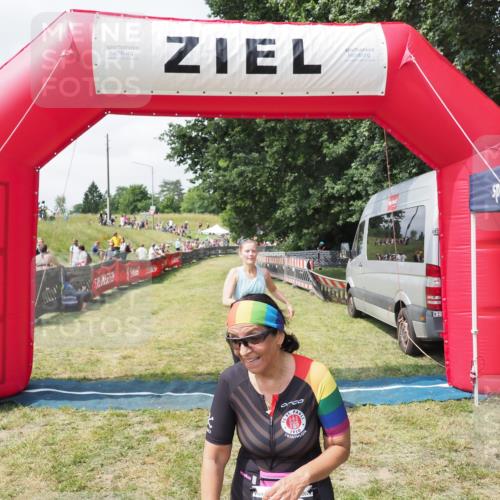21.06.2025 - 27. Vierlanden-Triathlon MichiJ http://msf.ph/oto/8026218 15.06.2026 11:57:45 Ziel 478, 563 meine-sportfotos.de