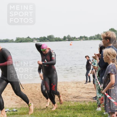 21.06.2025 - 27. Vierlanden-Triathlon MichiJ http://msf.ph/oto/8026220 15.06.2026 10:57:01 Schwimmen 654, 688, 711, 718 meine-sportfotos.de