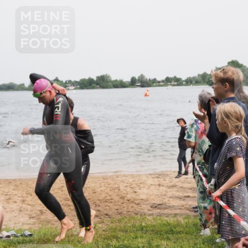 21.06.2025 - 27. Vierlanden-Triathlon MichiJ http://msf.ph/oto/8026223 15.06.2026 10:57:02 Schwimmen 654, 688, 711, 718 meine-sportfotos.de