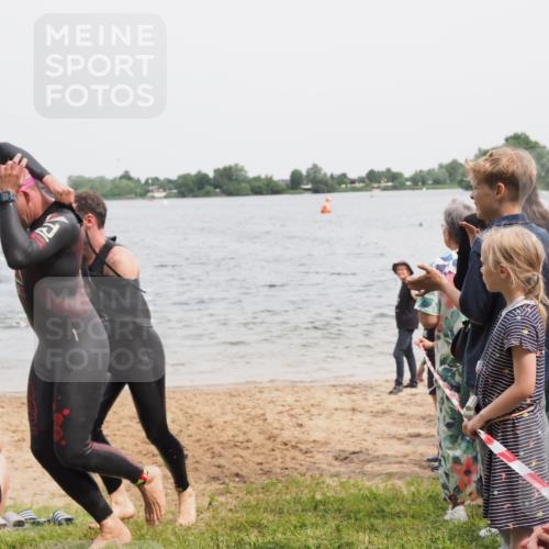 21.06.2025 - 27. Vierlanden-Triathlon MichiJ http://msf.ph/oto/8026233 15.06.2026 10:57:02 Schwimmen 654, 688, 711, 718 meine-sportfotos.de