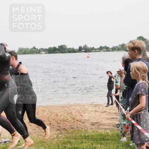 21.06.2025 - 27. Vierlanden-Triathlon MichiJ http://msf.ph/oto/8026236 15.06.2026 10:57:02 Schwimmen 654, 688, 711, 718 meine-sportfotos.de