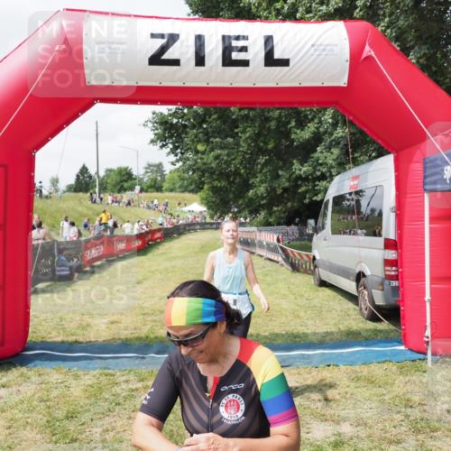 21.06.2025 - 27. Vierlanden-Triathlon MichiJ http://msf.ph/oto/8026239 15.06.2026 11:57:45 Ziel 478, 563 meine-sportfotos.de