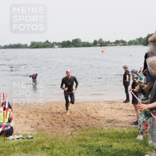 21.06.2025 - 27. Vierlanden-Triathlon MichiJ http://msf.ph/oto/8026245 15.06.2026 10:57:12 Schwimmen 692, 697 meine-sportfotos.de