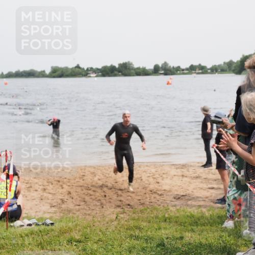 21.06.2025 - 27. Vierlanden-Triathlon MichiJ http://msf.ph/oto/8026257 15.06.2026 10:57:12 Schwimmen 692, 697 meine-sportfotos.de