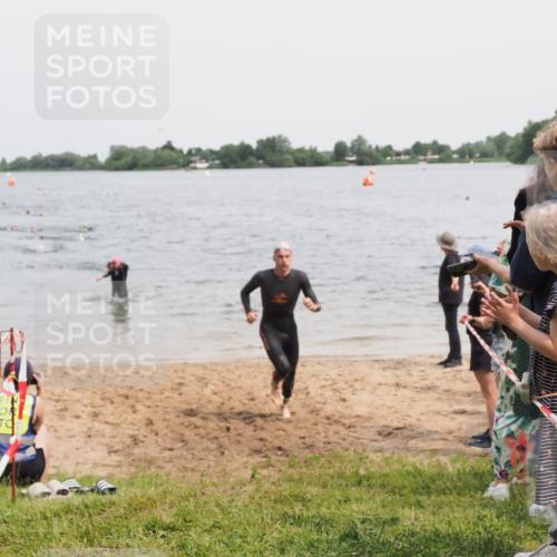 21.06.2025 - 27. Vierlanden-Triathlon MichiJ http://msf.ph/oto/8026261 15.06.2026 10:57:13 Schwimmen 692, 697 meine-sportfotos.de