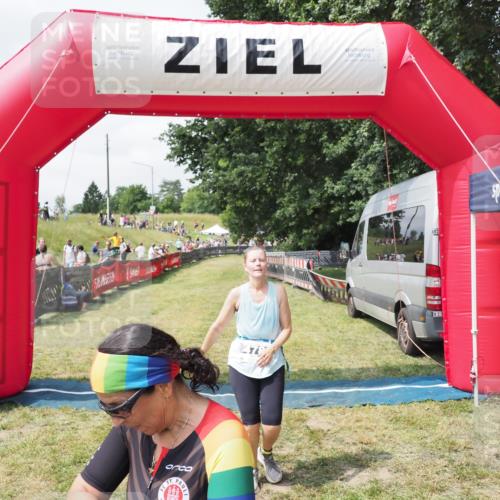 21.06.2025 - 27. Vierlanden-Triathlon MichiJ http://msf.ph/oto/8026271 15.06.2026 11:57:46 Ziel 478, 563 meine-sportfotos.de