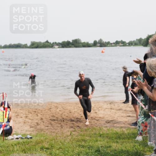 21.06.2025 - 27. Vierlanden-Triathlon MichiJ http://msf.ph/oto/8026273 15.06.2026 10:57:13 Schwimmen 692, 697 meine-sportfotos.de