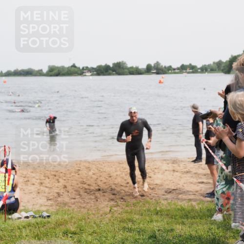 21.06.2025 - 27. Vierlanden-Triathlon MichiJ http://msf.ph/oto/8026277 15.06.2026 10:57:13 Schwimmen 692, 697 meine-sportfotos.de