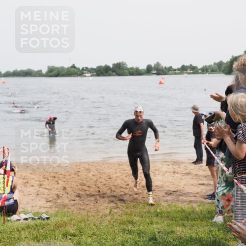 21.06.2025 - 27. Vierlanden-Triathlon MichiJ http://msf.ph/oto/8026280 15.06.2026 10:57:13 Schwimmen 692, 697 meine-sportfotos.de