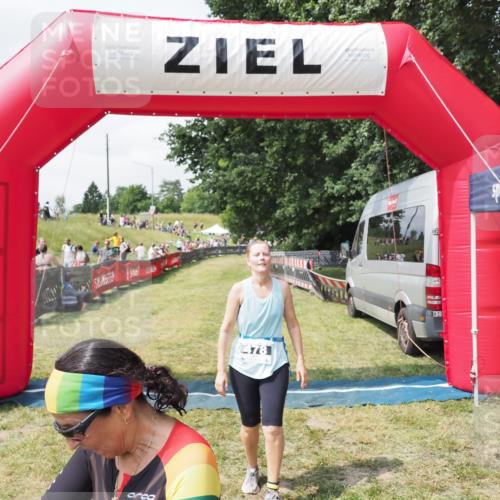 21.06.2025 - 27. Vierlanden-Triathlon MichiJ http://msf.ph/oto/8026283 15.06.2026 11:57:46 Ziel 478, 563 meine-sportfotos.de