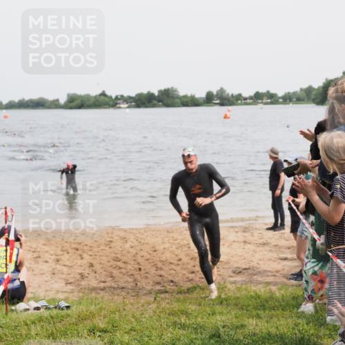 21.06.2025 - 27. Vierlanden-Triathlon MichiJ http://msf.ph/oto/8026293 15.06.2026 10:57:13 Schwimmen 692, 697 meine-sportfotos.de