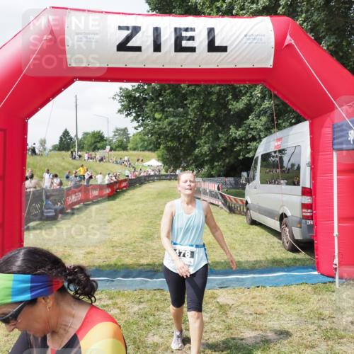 21.06.2025 - 27. Vierlanden-Triathlon MichiJ http://msf.ph/oto/8026298 15.06.2026 11:57:46 Ziel 478, 563 meine-sportfotos.de