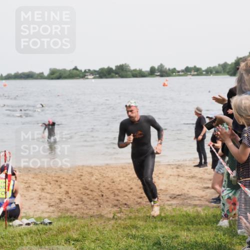 21.06.2025 - 27. Vierlanden-Triathlon MichiJ http://msf.ph/oto/8026304 15.06.2026 10:57:14 Schwimmen 692, 697 meine-sportfotos.de