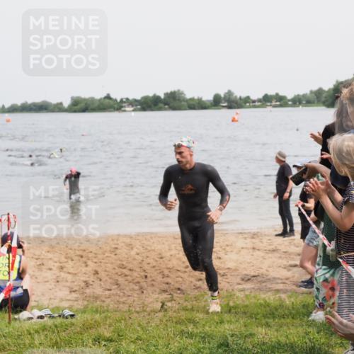 21.06.2025 - 27. Vierlanden-Triathlon MichiJ http://msf.ph/oto/8026311 15.06.2026 10:57:14 Schwimmen 692, 697 meine-sportfotos.de