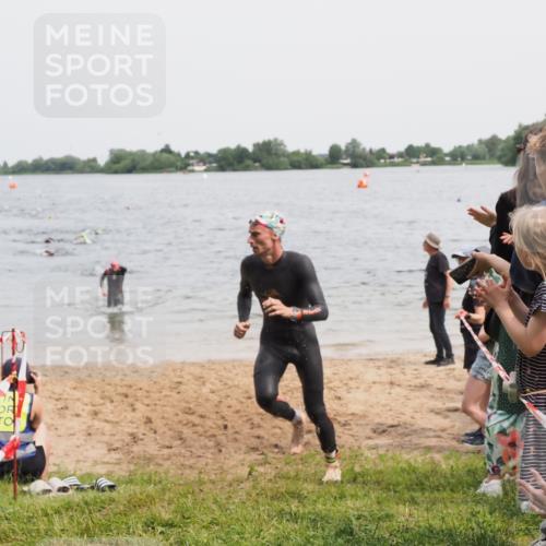 21.06.2025 - 27. Vierlanden-Triathlon MichiJ http://msf.ph/oto/8026320 15.06.2026 10:57:14 Schwimmen 692, 697 meine-sportfotos.de