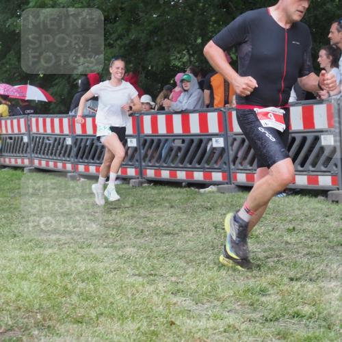 21.06.2025 - 27. Vierlanden-Triathlon KatJ http://msf.ph/oto/8026341 15.06.2025 13:29:15 Ziel 9, 952 meine-sportfotos.de