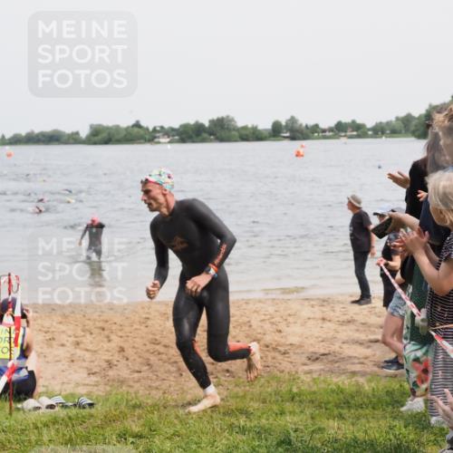 21.06.2025 - 27. Vierlanden-Triathlon MichiJ http://msf.ph/oto/8026344 15.06.2026 10:57:14 Schwimmen 692, 697 meine-sportfotos.de