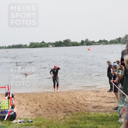 21.06.2025 - 27. Vierlanden-Triathlon MichiJ http://msf.ph/oto/8026357 15.06.2026 10:57:18 Schwimmen 692, 697 meine-sportfotos.de
